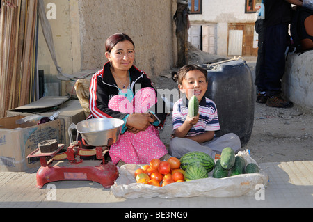 Ladakh Straßenhändler in ihren kleinen Stand auf den Straßen von Leh, Ladakh, Nordindien, Indien, Himalaya Stockfoto