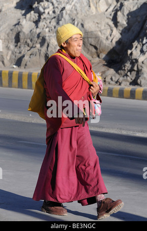 Buddhistischer Mönch auf dem Weg nach Hause auf den Bus Platz in Leh, Ladakh, Nord-Indien, Himalaya, Indien Stockfoto