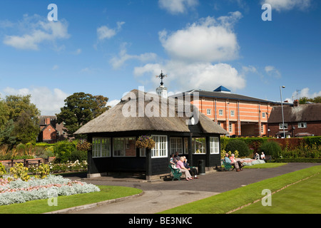 Stafford, Victoria Park, Staffordshire, England, UK-Schalen-Pavillon im Ruhestand Leute saßen in der Sonne beobachten Spiel Stockfoto