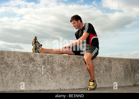Mann, die Dehnung der Muskeln im Bein Stockfoto