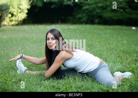 Schöne junge Frau, die Übungen im Garten Stockfoto