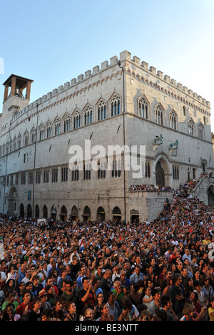 Perugia, Umbrien, Piazza IV Novembre und Palazzo dei Priori während dem Festival Umbria Jazz im Sommer, mit vielen jungen Menschen. Stockfoto