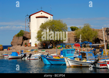 Griechisch orthodoxe Christentum, kleine Fischerboote in den Hafen von Skala Sikaminea, Kapelle auf Felsen, Insel Lesbos, Ägäis, Stockfoto