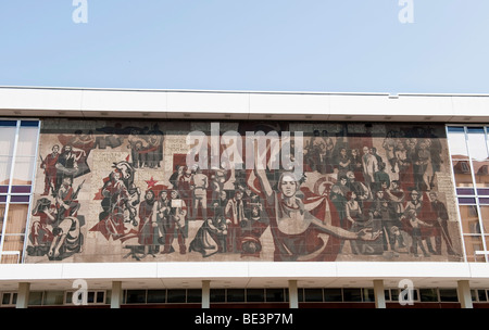 Sozialistische Wandgemälde "Der Weg der Roten Fahne", Deutsch für "Den Pfad der die rote Fahne", auf der Westseite des Schlosses Stockfoto