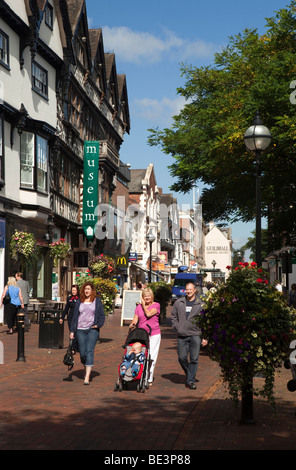 Großbritannien, England, Staffordshire, Stafford, Shopper in Greengate Street Stockfoto