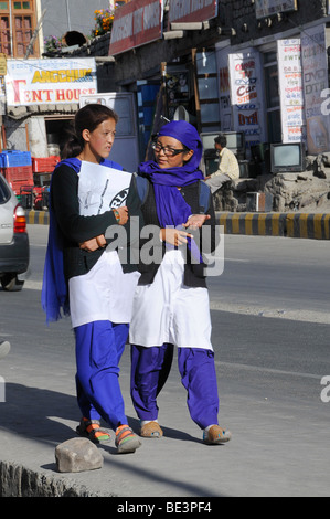 Studenten in Uniform auf dem Weg nach Hause in Leh, Ladakh, Nordindien, Indien, Himalaya Stockfoto