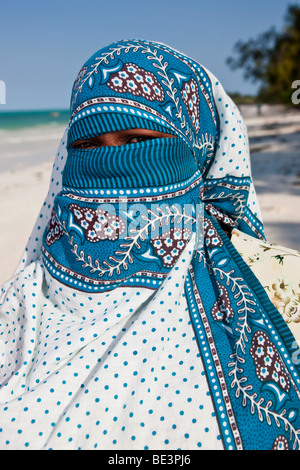 Verschleierte Muslimin am Strand von Sansibar, Tansania, Afrika Stockfoto