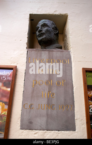 C.G.Jung Büste in Wand auf ein Irish Pub in Liverpool UK Stockfoto