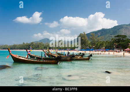 Longtail-Boot am Kata Beach, Phuket, Andamanensee, Thailand, Asien Stockfoto