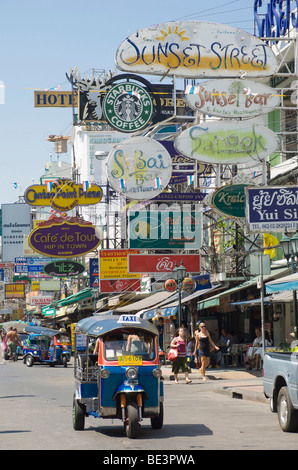 Backpacker-Hostels, Tuk Tuk, Khao San Road, Banglampoo, Bangkok, Thailand, Asien Stockfoto