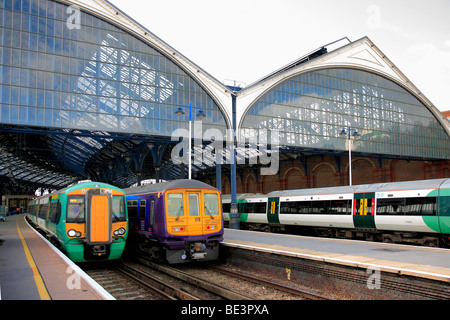 377461 südliche Züge Einheit 319451 erste Hauptstadt verbinden High-Speed elektrische Züge Brighton City Station Sussex England UK Stockfoto