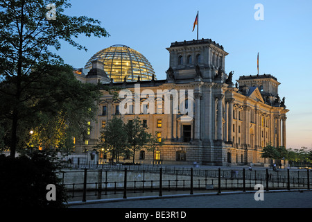 Reichstagsgebäude in Berlin am Abend Licht, Deutschland, Europa Stockfoto