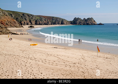 Porthcurno Beach, Pedn Vounder Beach und Logan Rock auf einem niedrigen Springflut, Cornwall UK. Stockfoto