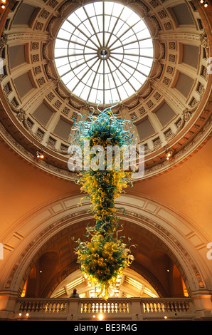 Üppige Glasobjekt unter der Kuppel in der Eingangshalle des Victoria & Albert Museum, 1-5 Exhibition Road, London, England Stockfoto