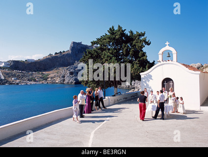 Hochzeit in der Kapelle in St. Pauls Bay, Lindos, Rhodos, Griechenland Stockfoto