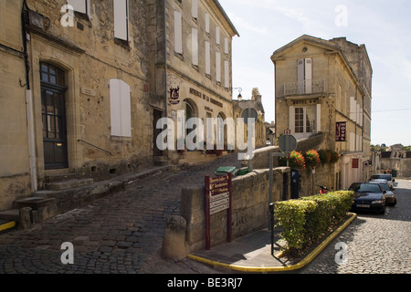 Eine gepflasterte Straße führt zu einem zwei-Sterne-Hotel in Saint-Emilion in der Region Bordeaux, Frankreich Stockfoto