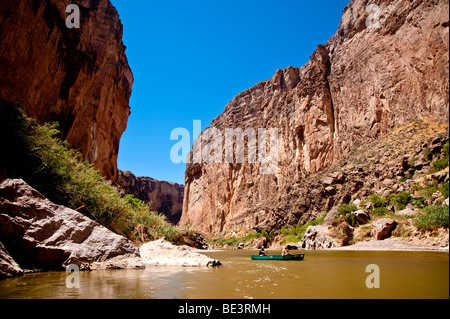 Ein Kanufahrer auf einer Expedition oben Santa Elena Canyon in Big Bend Nationalpark, Texas am Rio Grande. Stockfoto