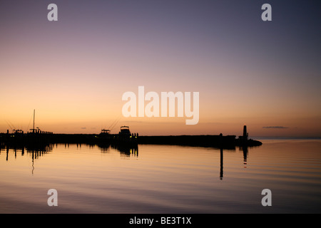 Schöne Dämmerung Himmel über Florida Bay Stockfoto
