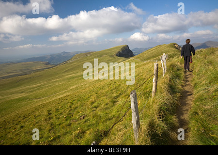 Ein Wanderer Frau auf dem Puy de Sancy Wappen (Puy de Dôme - Frankreich). Randonneuse Sur Les Crêtes du Puy de Sancy (Auvergne - Frankreich). Stockfoto