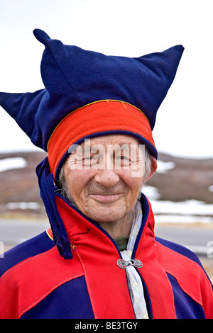 Älterer Sami Mann in traditioneller Kleidung zeichnet sich durch sein Zelt in der Nähe der Stadt Honningsvag, Norwegen. Stockfoto