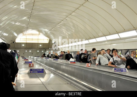 Rolltreppe in Kings Cross u-Bahnstation London Borough of Camden, London, England, United Kingdom Stockfoto