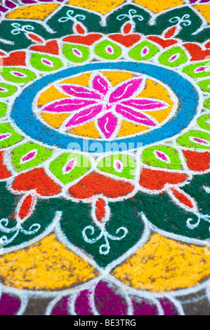 Rangol Design auf einem indischen Straße an Dasara Festival. Puttaparthi, Andhra Pradesh, Indien Stockfoto