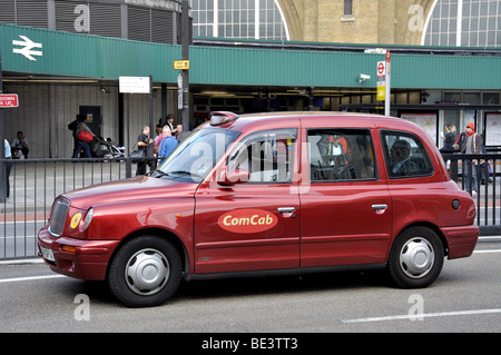 London Taxi vorbei an Kings Cross Station, Euston Road, London Borough of Camden, London, England, Vereinigtes Königreich Stockfoto