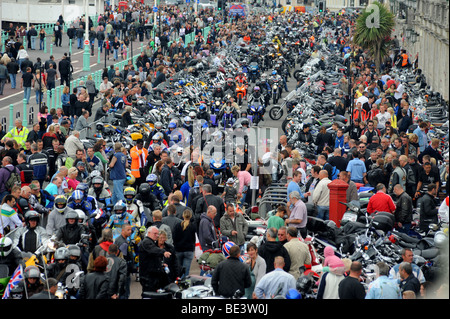 Brighton Seafront wogenden mit Menschen und Biker während der Ace Cafe Reunion 2009 Stockfoto