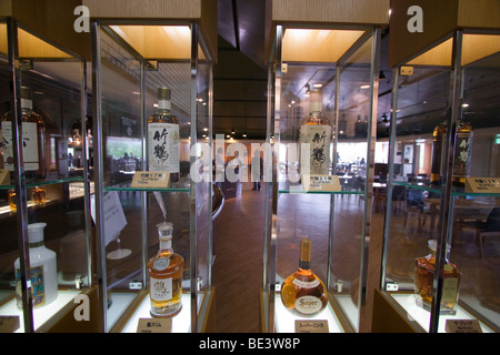 Vitrinen zeigen verschiedene Arten von Whisky produziert der Nikka Whisky-Fabrik in Yoichi, Hokkaido, Japan. Stockfoto