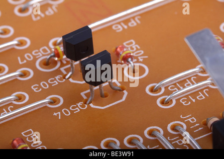 Elektronischen Bauteile auf einer Leiterplatte in einem sehr Nahaufnahme Makro angezeigt. Stockfoto