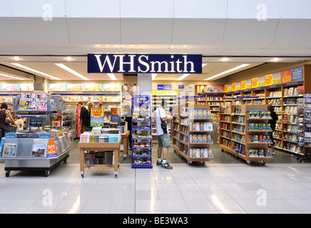 Geschäfte und Passagiere am Flughafen-Gate, Wartebereich, BAA Heathrow International Airport, Terminal 4, London, England, USA Stockfoto