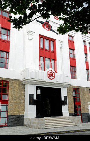 Vor dem Eingang des alten Stadions Highbury-Stadion Platz Arsenal jetzt in Luxuswohnungen Islington London England UK umgewandelt Stockfoto