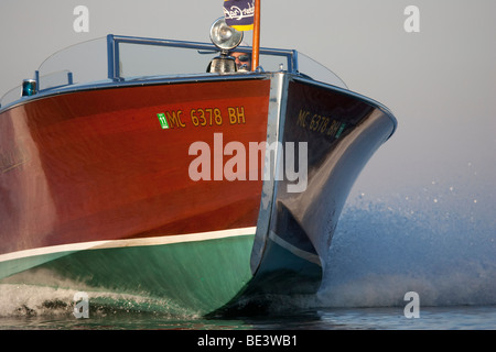 Einer antiken, hölzernen Boot nähert sich mit hoher Geschwindigkeit. Stockfoto