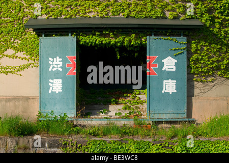 Alten steinernen Lagerhäuser an den Ufern des Kanals Otaru in Hokkaido, Japan laufen jetzt als noblen Restaurants und Souvenirläden. Stockfoto