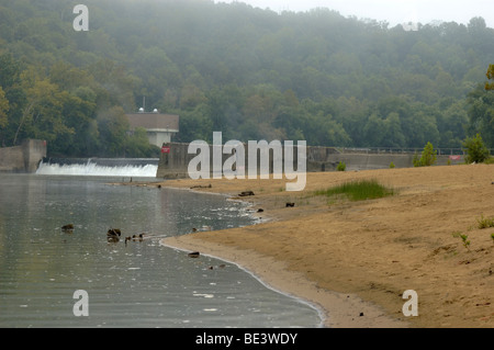 Sandstrand unter Verriegelung und Verdammung Nr. 10 auf dem Kentucky River im Fort Boonesborough State Park in Kentucky, USA Stockfoto