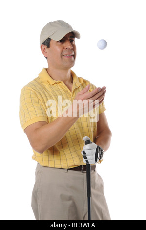 Golfer wirft einen Ball auf einem weißen Hintergrund isoliert Stockfoto