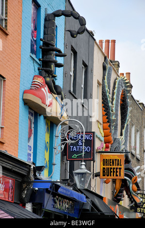 Dekorierte Shopfronts, Camden High Street, Camden Town, London Borough of Camden, London, England, Vereinigtes Königreich Stockfoto