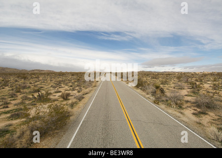 Leerer Straße durch die Wüste führt bis zum Horizont Stockfoto