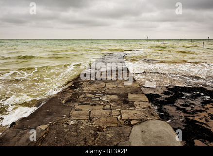 Flut für eine steinerne Slipanlage am Strand von Margate in Kent.  Foto von Gordon Scammell Stockfoto