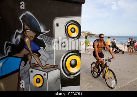 Graffiti-Kunstwerk und Einheimischen auf der Promenade am Bondi Beach. Sydney, New South Wales, Australien Stockfoto