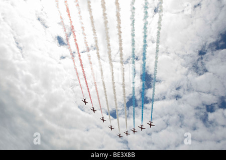 Die Kunstflugstaffel der Royal Air Force (rote Pfeile) Rennen bis ins Ziel beim Goodwood Festival of Speed, Sussex, England Stockfoto