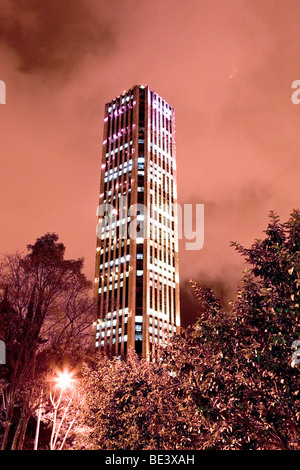 Torre Coppatria in der Nacht, das zweithöchste Gebäude in Bogota, Kolumbien Stockfoto
