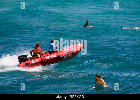 Surf Rettungsschwimmer üben ihre Surf Rescue am Manly Beach. Sydney, New South Wales, Australien Stockfoto