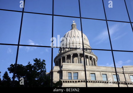 Idaho State Capitol reflektiert in den Fenstern eines nahe gelegenen Gebäudes. Stockfoto