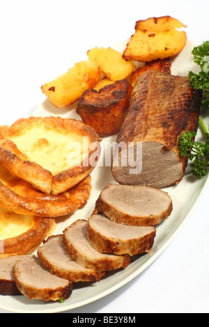 In Scheiben Roastbeef gemeinsam auf einem Teller mit Yorkshire Pudding und Bratkartoffeln, von einem hohen Winkel betrachtet. Stockfoto