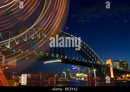 Lichtspuren des Riesenrads Luna Park mit der Harbour Bridge im Hintergrund. Sydney, New South Wales, Australien Stockfoto