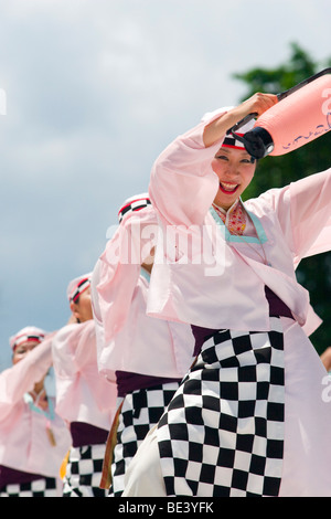 Bunte Tänzer beim jährlichen Yosakoi Festival in Sapporo, Hokkaido, Japan Stockfoto