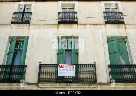 "Ein Vendre" Schild am Haus in Languedoc-Roussillon, Südfrankreich Stockfoto