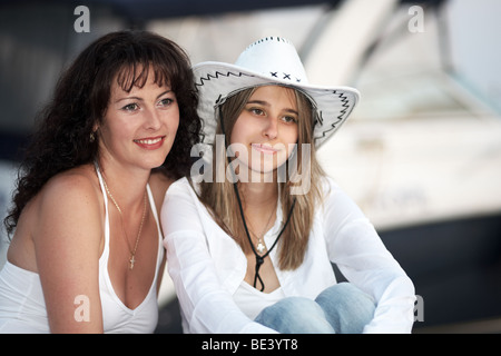 Zwei junge Frauen vor einer yacht Stockfoto