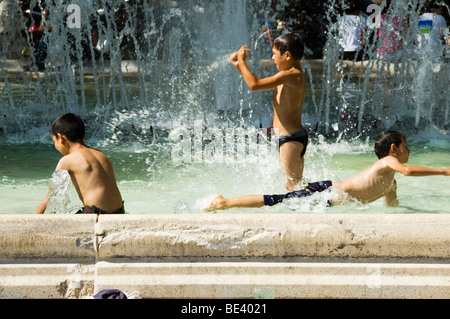 Kinder spielen im Brunnen, Montpellier, Languedoc-Roussillon, Frankreich Stockfoto